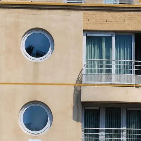 Lejlighed Troon Aan Zee - Stijlvolle Met Zwembad Op De Zeedijk Oostende
